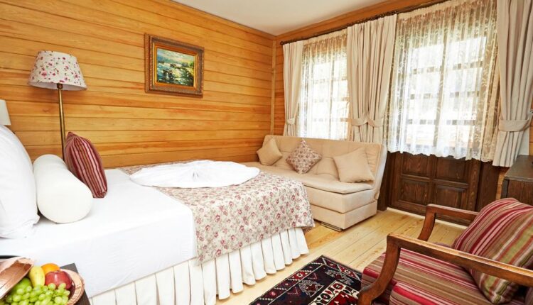 يصنًف فندق وسبا رويال أوزونجول بأنه من أفضل فنادق مطلة على بحيرة اوزنجول