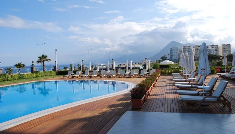 فندق كراون بلازا انطاليا من فنادق انطاليا على البحر المميزَّة
