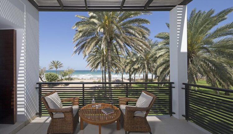 تشتمل فئة فنادق مسقط على البحر على عدد كبير من الفنادق المميّزة من أبرزها فندق ذا تشيدي مسقط
