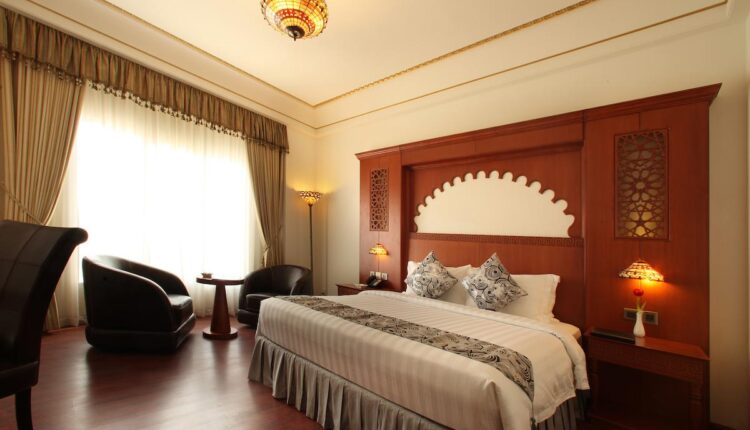 تشتمل فئة فنادق مسقط الخوير على عدد كبير من الفنادق المميّزة من أبرزها فندق بلاتينيوم الخوير