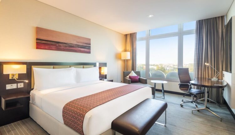 يحتل فندق هوليداي إن مسقط السيب مكانة مميزة بين فنادق مسقط وبخاصة فنادق مشروع الموج مسقط