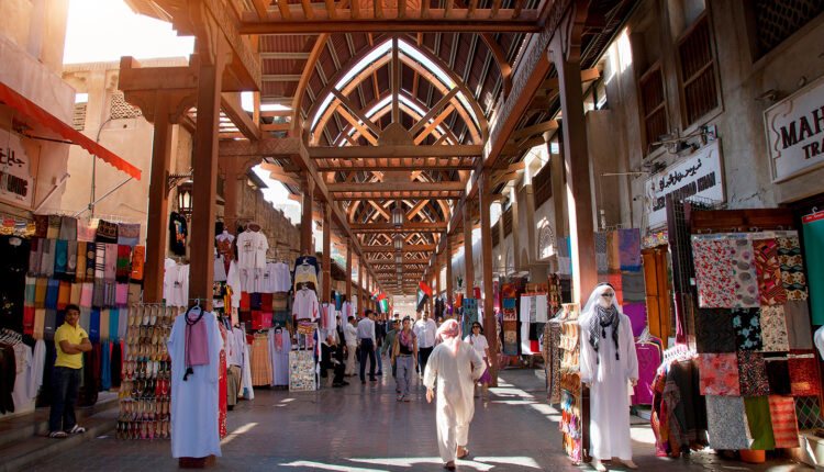 يعتبر سوق الجملة في قطر من أكثر الأسواق ازدحامًا وحيوية في المنطقة، ويعد مكانًا رائعًا لشراء سلع بالجملة بأسعار مخفضة