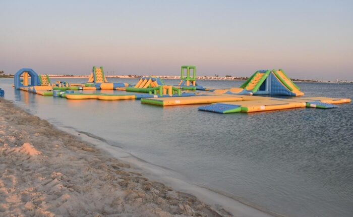 الشاطئ الذهبي البحرين، من أجمل شواطئ البحرين يتميز الشاطئ برماله الذهبية الناعمة وموجة المحيط الهادئة