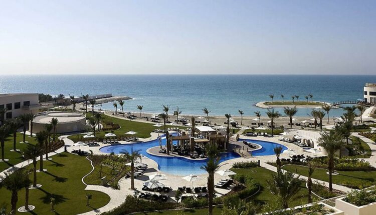 شاطئ الزلاق امتداد جميل من الرمال على الساحل البحريني، يقع الشاطئ في قرية الزلاق الساحرة