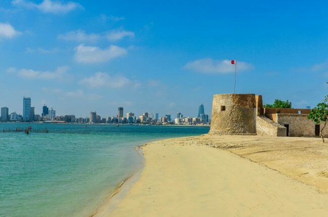 يحب السياح زيارة شاطئ خليج البحرين حيث يمكنهم الاستمتاع بالسباحة والرياضات المائية الأخرى