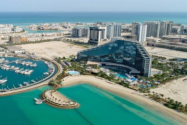 يعد شاطئ أمواج البحرين أحد أجمل شواطئ البحرين وأكثرها هدوءًا وهو مثالي ليوم من الاسترخاء