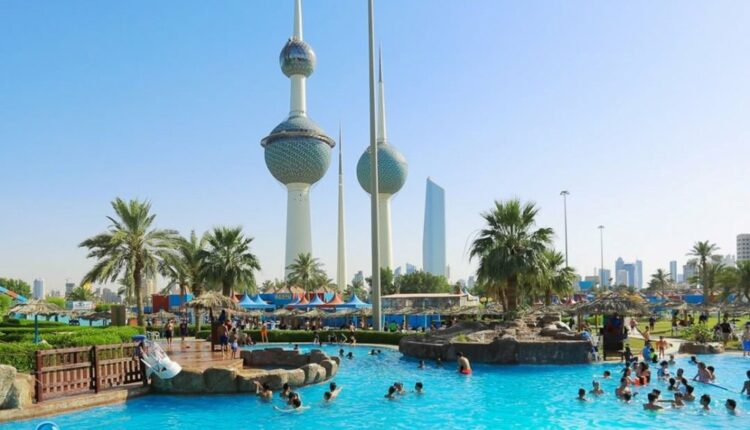 أكوا بارك الكويت هي أكبر حديقة مائية في الخليج العربي بمساحة 60 ألف متر مربع، تقع في شارع الخليج العربي بجوار أبراج الكويت، وهي من أشهر منتزهات الكويت، تم افتتاحها في 19 أغسطس 1995 ميلادياً، وتعد من افضل الاماكن في الكويت للعوائل