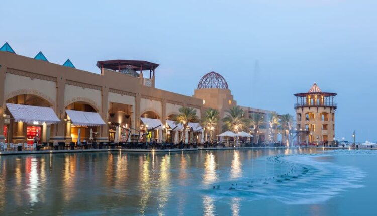 تعتبر حديقة النافورة واحدة من أكبر منتزهات الكويت، حيث تبلغ مساحتها 16 ألف متر مربع، وقد تم تأسيسها عام 1983 ميلادياً، في حي السالمية بمدينة الكويت، وتضم الحديقة  النافورة الموسيقية ، التي تعتبر من أكبر النافورات في العالم 