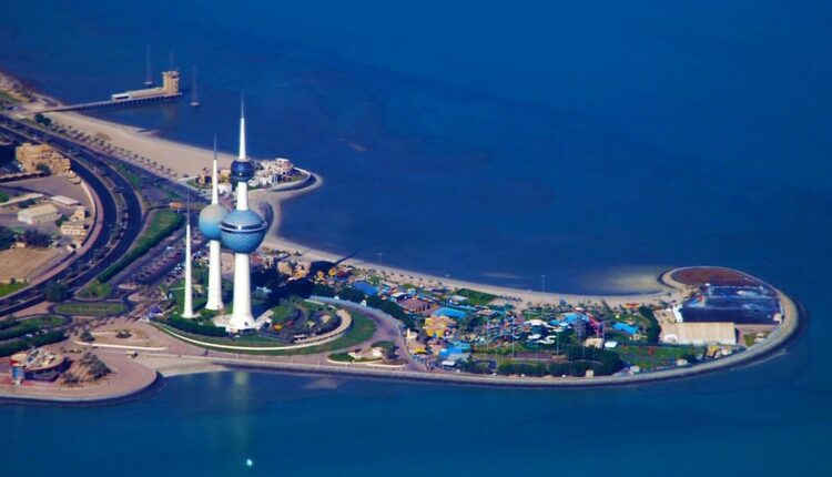 يعد أكوا بارك الكويت أكبر منتزه مائي في الخليج العربي حيث تبلغ مساحته 60,000 متر مربع، ويقع في شارع الخليج العربي بجوار أبراج الكويت، ويعد أشهر منتزهات الكويت