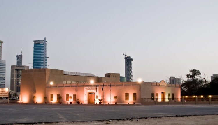 كان متحف الفن الحديث في مدينة الكويت ، بالقرب من شارع الخليج العربي ، مدرسة مرموقة من أقدم وأعرق المدارس في الكويت قبل أن يصبح متحفًا في عام 1980 م