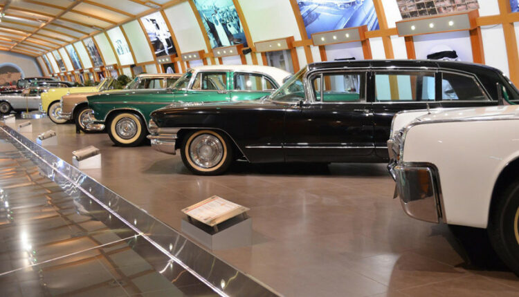 افتتح متحف الكويت للسيارات في أكتوبر 2010 ويعرض عددًا من السيارات المختلفة بما في ذلك السيارات الكلاسيكية والفاخرة والقديمة.
