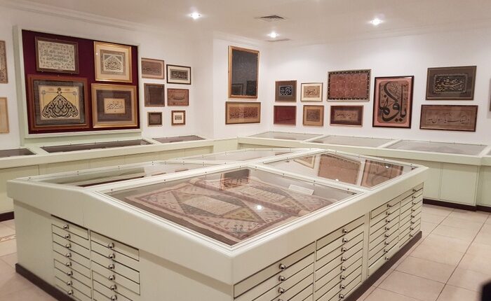 يضم متحف طارق رجب مجموعات نادرة من المصاحف والمخطوطات العربية والفخاريات الإسلامية.