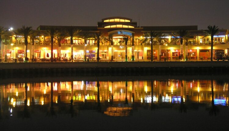 يعد اكبر مول في الكويت، ويتكون من طابقين ويضم 150 متجراً، من بينهم متاجر ذات مركات عالمية مثل ذ ون، ديكاتلون، برشيكا، اتش اند ام، سي او اس و زارا، بالإضافة إلى العديد من المطاعم والكافيهات