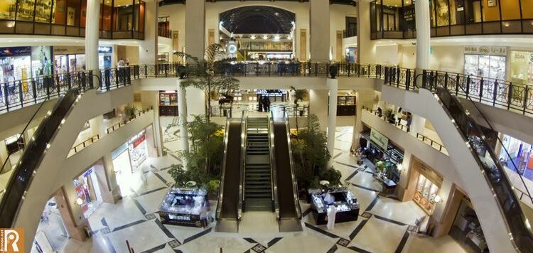 يعتبر الفنار مول في الكويت من أفضل مولات الكويت للتسوق والترفيه،  المتاجر أنيقة وراقية وعصرية، حيث ستجد بعضًا من أفضل المصممين والعلامات التجارية، مما يجعل التسوق هناك ممتعًا