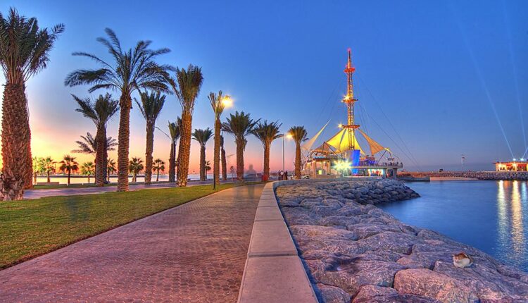 شاطئ أنجفة هو مقصد سياحي شهير للغاية في الكويت، يمتاز هذا الشاطئ الرملي بمياهه الصافية وهو وجهة فريدة لمحبي البحر ، ويبلغ طوله 350 كيلو متر