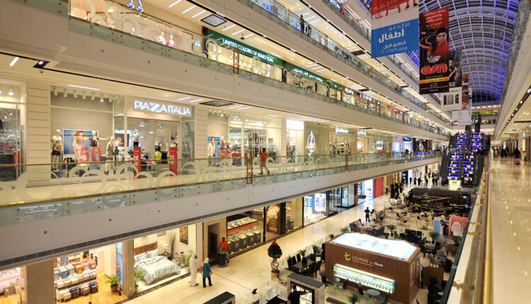جيت مول الكويت هو مركز تسوق في مدينة الكويت، تبلغ مساحته 65.25 مترًا مربعًا ويتكون من 6 طوابق تضم 500 متجرًا مختلفاً، مثل متاجر الملابس الرياضية ومتاجر الأحذية هناك أيضًا متاجر للرجال والنساء