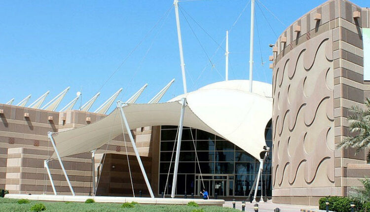 يقع مركز الكويت العلمي في منطقة السالمية، وقد تأسس في 17 أبريل 2000 م بتكلفة 25 مليون دينار كويتي، ويعد من أهم المتاحف في الكويت