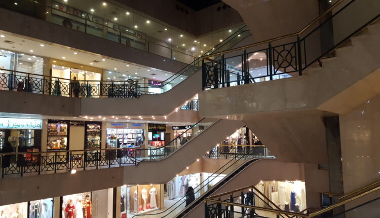 الحمراء مول الفروانية في الكويت مكانًا رائعًا للعثور على كل ما تحتاجه في الموضة،والاستمتاع بتجربة التسوق في الكويت، فهو من أفضل مولات الكويت