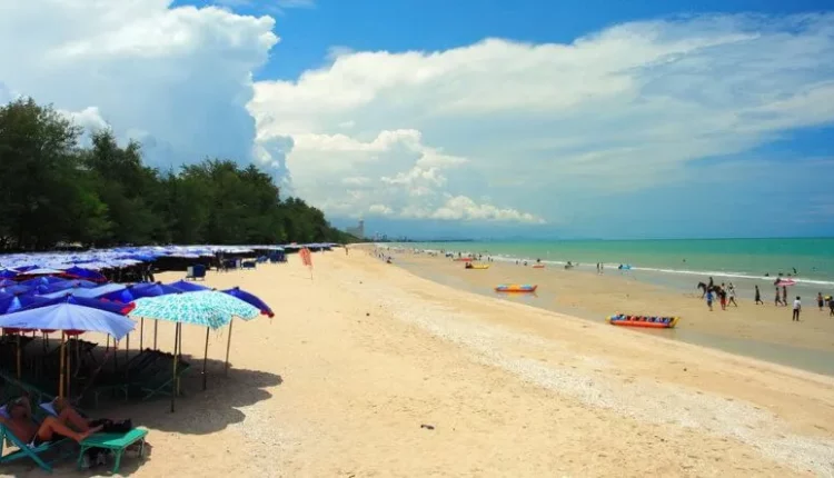 شاطئ تشا آم  هو أحد شواطئ بانكوك، وهو شاطئ رملي جميل يقع في تايلاند، إنها وجهة سياحية شهيرة للزوار التايلانديين والأجانب
