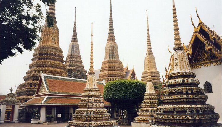 وات فو هو مجمع معبد بوذي في بانكوك ، تايلاند. تقع في جزيرة راتاناكوسين ، جنوب القصر الكبير مباشرة. يُعرف وات فو أيضًا باسم معبد بوذا المتكئ
