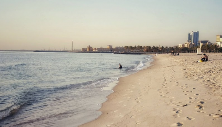 شاطئ أنجفة هو مقصد سياحي شهير في الكويت، ومن أفضل شواطئ الكويت، حيث أن هذا الشاطئ الرملي مثالي لمن يبحثون عن يوم استرخاء على الشاطئ، يتميز بمياهها الصافية ويوفر تجربة فريدة لمحبي البحر
