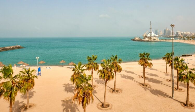 شاطئ مارينا الكويت هو شاطئ رملي جميل يقع في مدينة الكويت، ويوفر إطلالة خلابة على الخليج العربي، مما يجعله من اجمل شواطئ الكويت، ويعد مكان رائع للاسترخاء والاستمتاع بالجمال الطبيعي للمنطقة