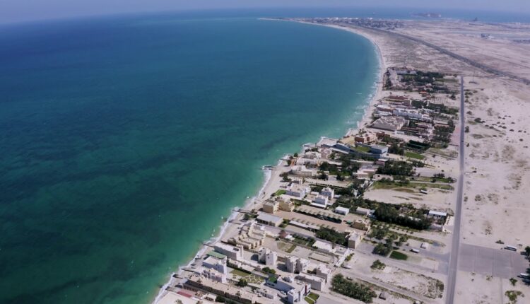 يعد شاطئ الزور من أقدم شواطئ الكويت ويمكن العثور عليه في منطقة الزور، يجتذب الشاطئ الكثير من السياح الذين يأتون للاستمتاع بنسيم البحر المنعش والمياه الصافية والشمس
