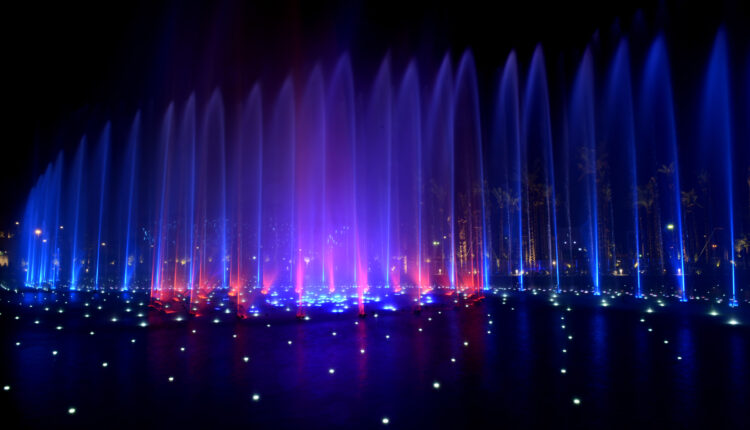 حديقة النافورة إنها واحدة من أكبر حدائق الكويت بمساحة 16000 متر مربع، وتم إنشائها في عام 1983 م في حي السالمية مدينة الكويت
