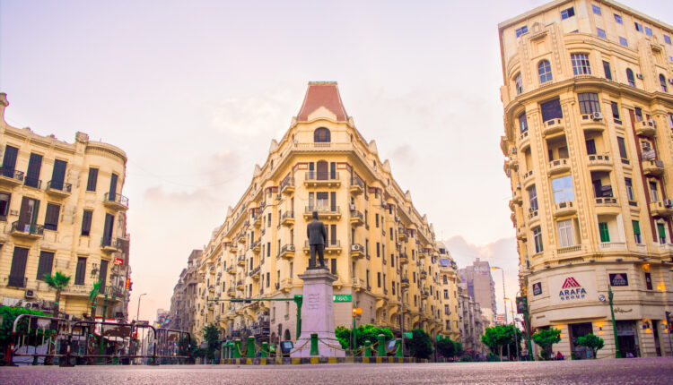 يعد ميدان طلعت حرب من اماكن سياحية في وسط البلد القاهرة الأكثر جذباً للسياح