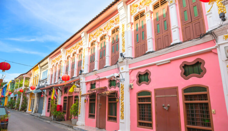 مدينة فوكيت القديمة هي وجهة سياحية جميلة تم بناؤها في أوائل القرن العشرين، وتعد مكانًا ملونًا وحيويًا معروفًا بمنازلها الصينية البرتغالية ذات الألوان الجميلة