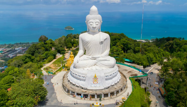تمثال بوذا العملاق، هو أحد معالم بوكيت الشهيرة، تايلاند، وهو أحد اشهر اماكن سياحية في بوكيت