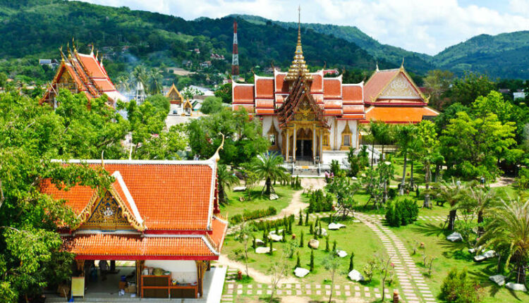 يعتبر معبد وات تشالونج من ضمن أشهر اماكن بوكيت السياحية، تايلاند، من أجمل المعابد البوذية في كل تايلاند؛ حيث يشتهر بتصميماته الهندسية الداخلية والخارجية الجميلة