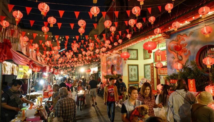يعد سوق الأحد شنغماي مكانًا شهيرًا للذهاب لتناول الطعام وشراء الهدايا التذكارية