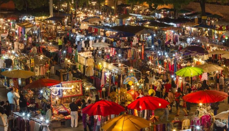يعد السوق الليلي شنغماي من أجمل الوجهات السياحية في شيانغ ماي، إنه مكان رائع لقضاء أمسية في التسوق لشراء الهدايا التذكارية 