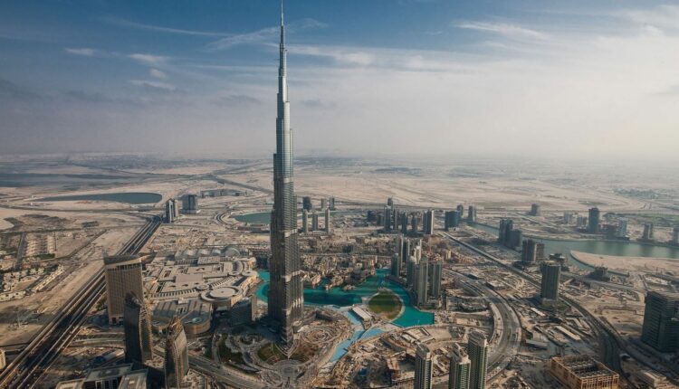 برج خليفة من أشهر أماكن سياحية للشباب في دبي