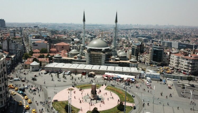 منطقة تقسيم أحد أشهر مناطق إسطنبول السياحية.