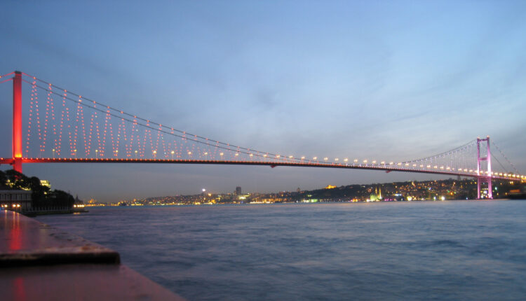 مضيق البوسفور إسطنبول من أشهر مناطق على البحر في إسطنبول