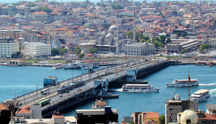 جسر غلطة إسطنبول هو أبرز مكان سياحي في إسطنبول