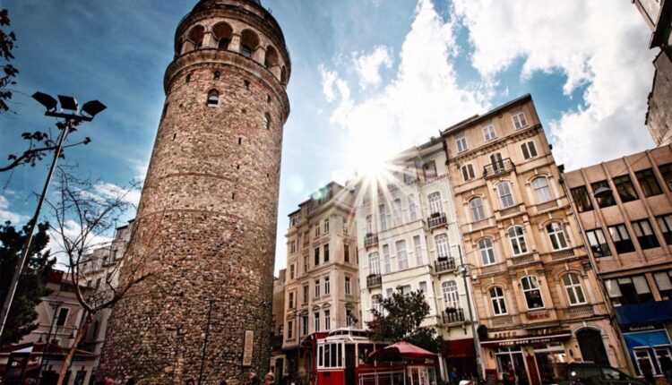 برج غلطة إسطنبول من أبرز المعالم السياحية في اسطنبول.