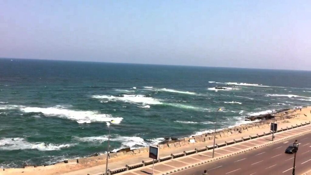 شاطئ كليوباترا الإسكندرية من الشواطئ الجاذبة للزوَّار