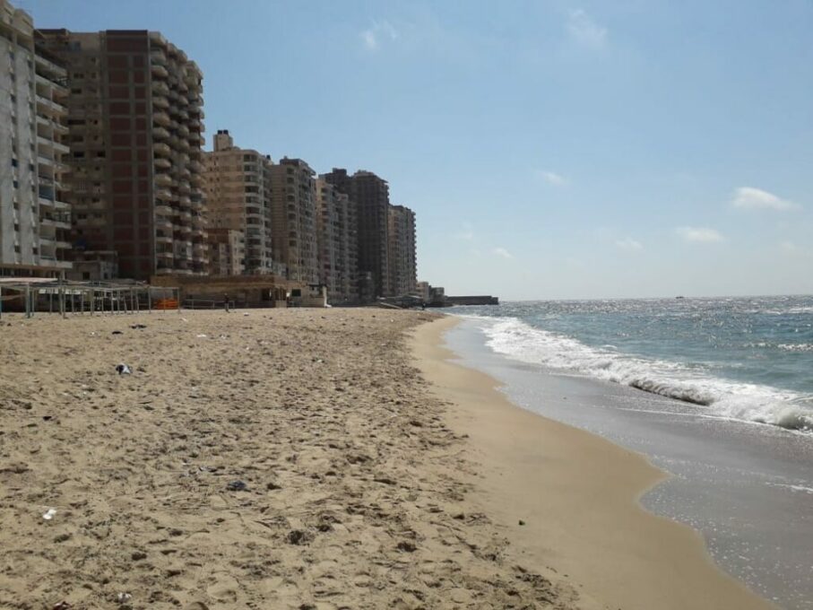 شاطئ أبو قير من شواطئ الإسكندرية العريقة