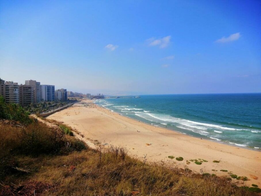 شاطئ الرملة البيضاء بيروت من أجمل شواطئ بيروت