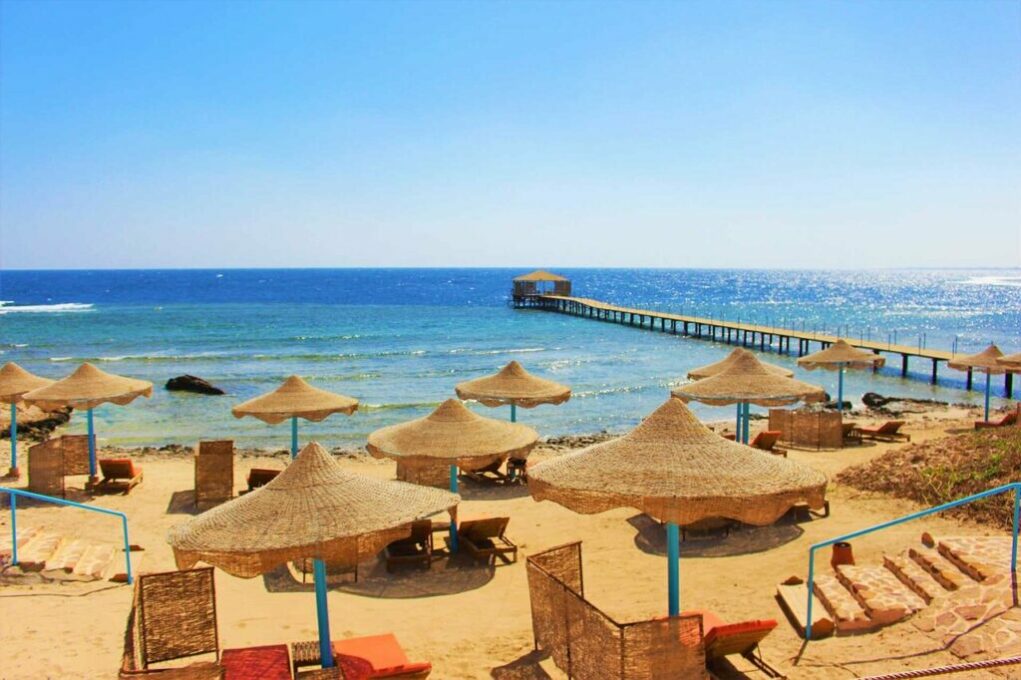 هو أحد أروع شواطئ بيروت الصيفية.
