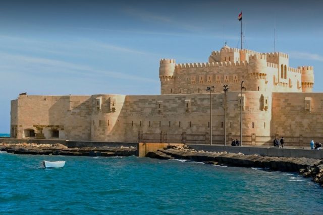 تعد قلعة قايتباي من اجمل واشهر المعالم في الإسكندرية