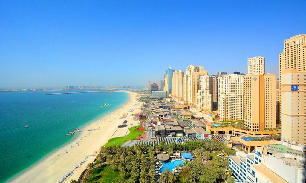 شاطئ جميرا المفتوح من شواطئ دبي للسباحة المميزة
