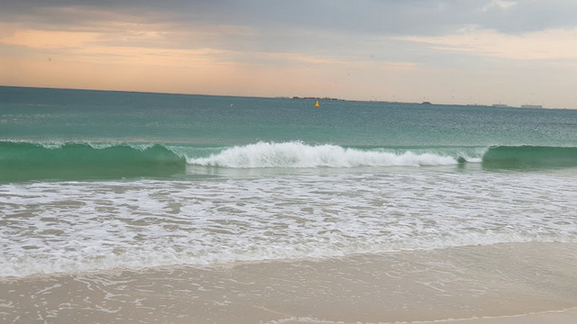 شاطئ كايت بيتش دبي هو من شواطئ دبي للسباحة