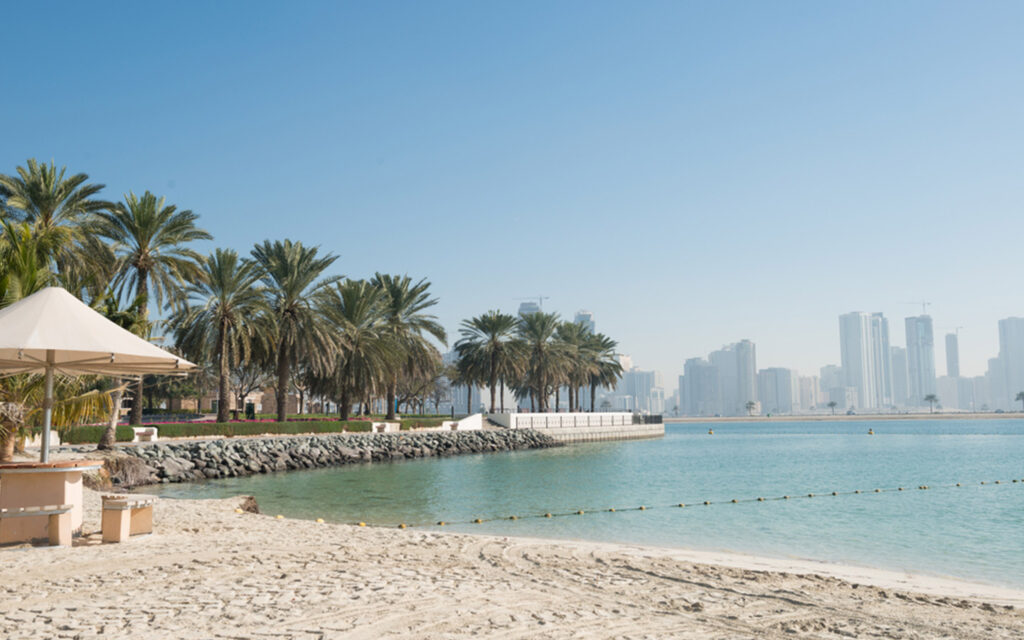 شواطئ دبي للسباحة