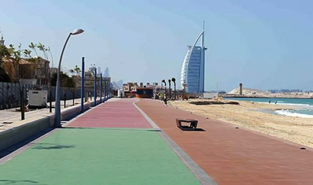 شاطئ جميرا هو من شواطئ دبي المجانية الجميلة