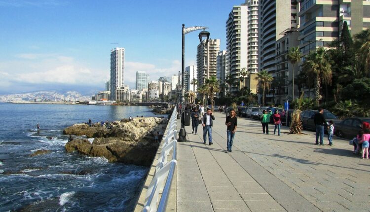 يعد كورنيش بيروت من اهم الاماكن السياحية في بيروت