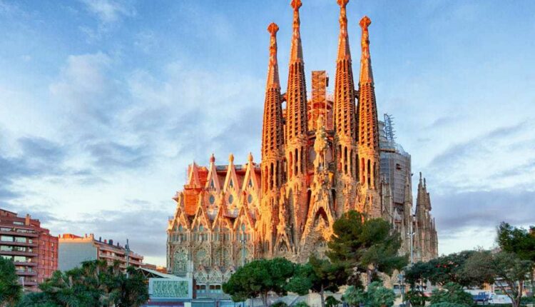 عرف ساغرادا فاميليا في برشلونة  من افضل الأماكن السياحية في برشلونة